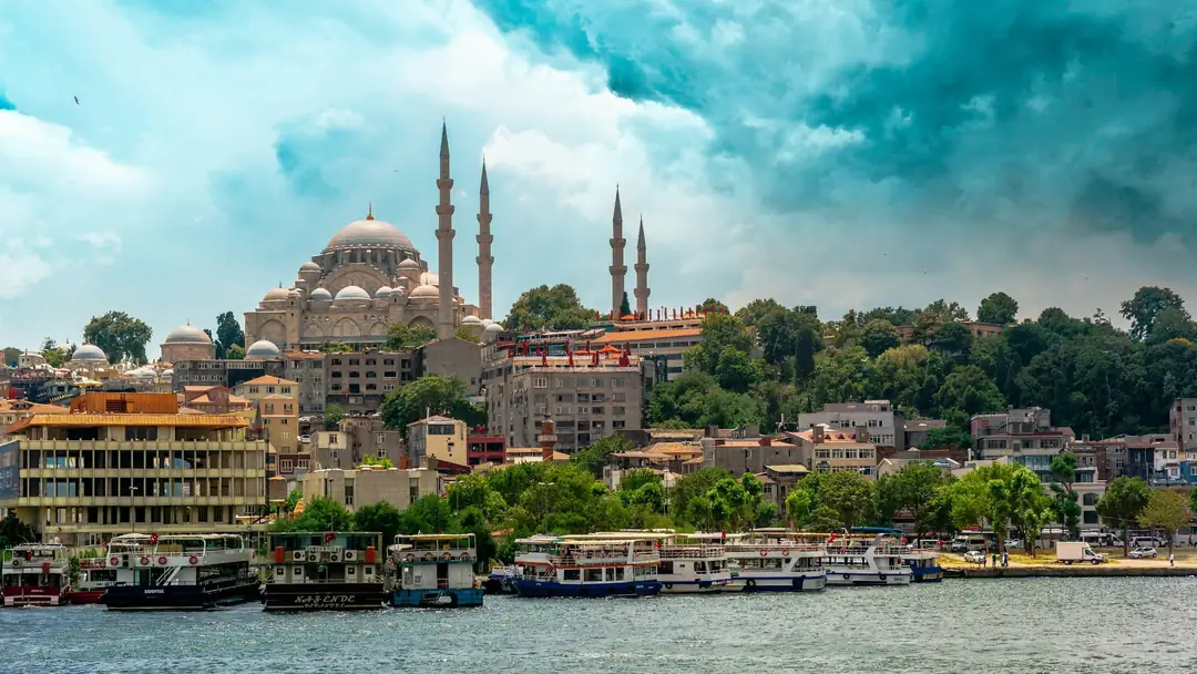 The Süleymaniye Mosque above the waterfront and harbour of Istanbul, Türkiye