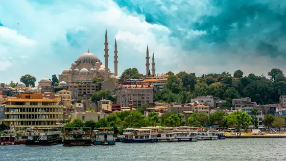 The Süleymaniye Mosque above the waterfront and harbour of Istanbul, Türkiye